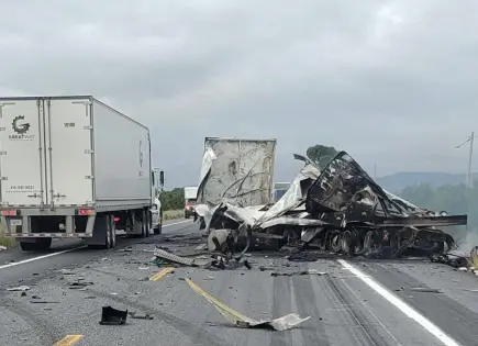 Muere chofer en choque de tráileres en carretera 80