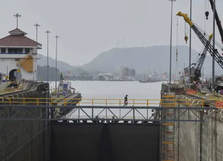 Panamá insiste en anulación de contrato de filial china que opera puertos del canal