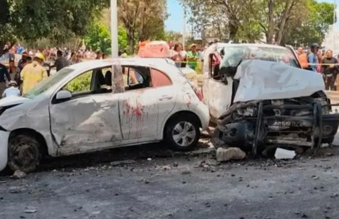 Tren choca contra tres vehículos; 6 muertos