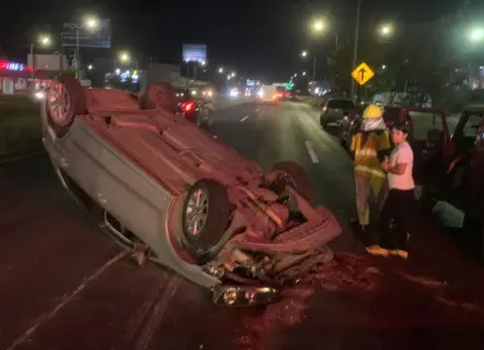 Fotos | Volcadura múltiple en la 57; hay daños en tres vehículos