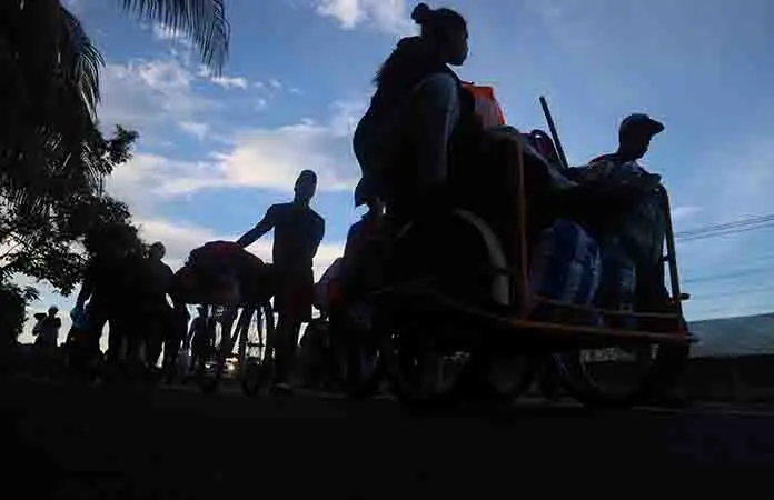 Cansancio quiebra a los migrantes