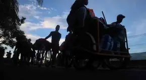 Cansancio quiebra a los migrantes