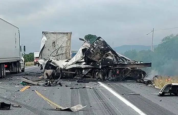 Conductor fallece carbonizado en percance carretero