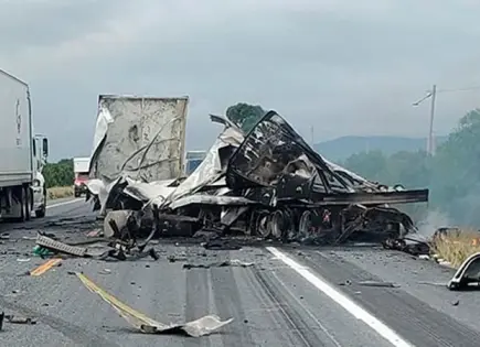 Conductor fallece carbonizado en percance carretero