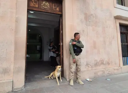El Güero, el guardia honorario de Presidencia de Soledad
