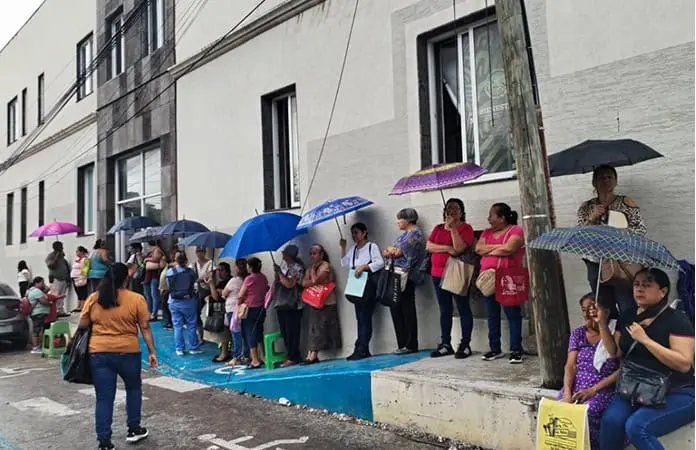 Largas filas de cobro de becas Bienestar