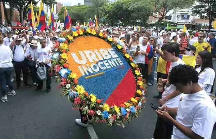 Miles marcharon en apoyo a Uribe