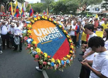 Miles marcharon en apoyo a Uribe