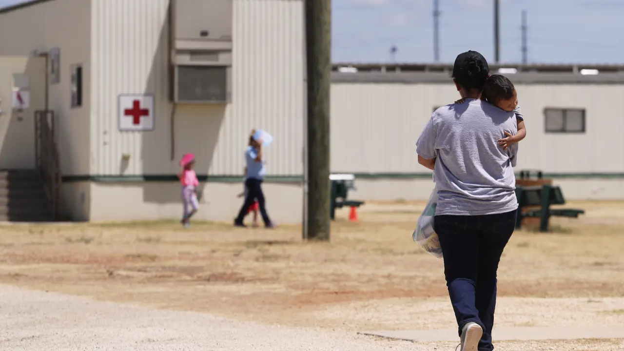 Jueza analiza solicitud del gobierno de Trump sobre política de protección a niños inmigrantes