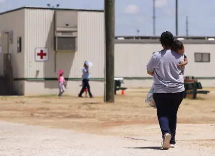 Jueza analiza solicitud del gobierno de Trump sobre política de protección a niños inmigrantes