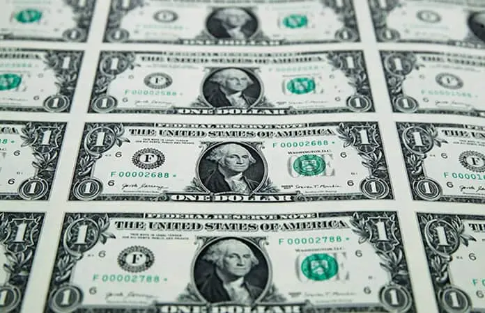Peso, fuerte y cierra al alza