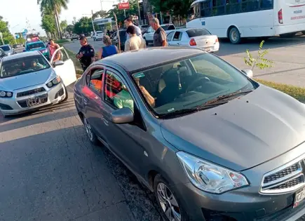 Chocan dos vehículos en el bulevar