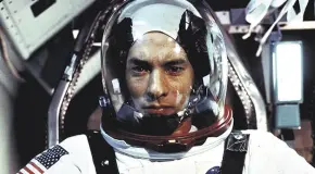 RINDE HOMENAJE A JAMES LOVELL