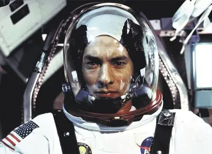RINDE HOMENAJE A JAMES LOVELL