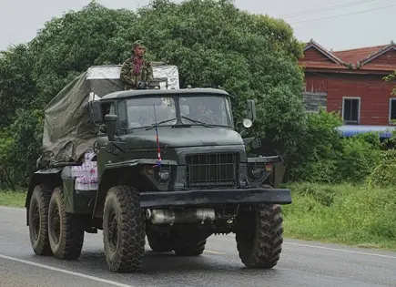 Tres militares heridos por mina en Tailandia