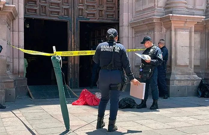 Abandonan cabeza de res en Catedral