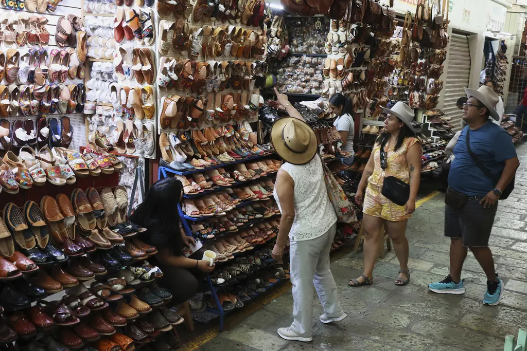 Adidas se disculpa por copia de sandalia en México