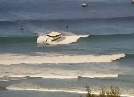 Barco de Pasajeros Encalla en Hawai por Fuerte Oleaje