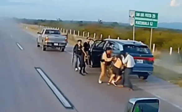 Sujetos interceptan vehículo/Imagen: captura de video