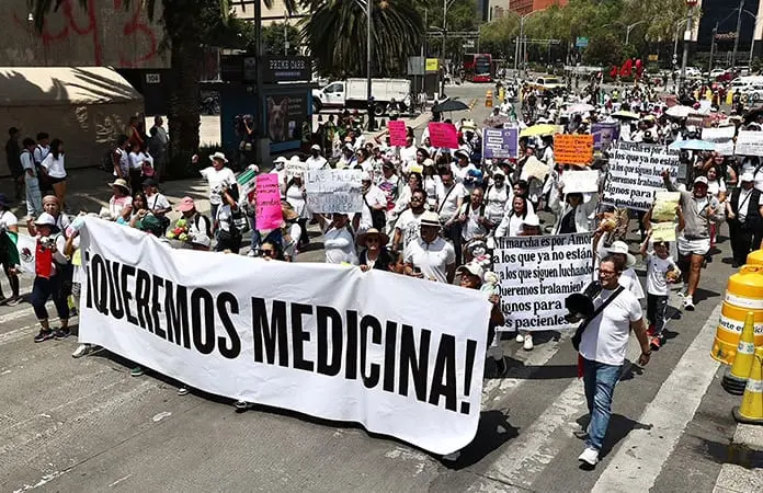 Medicinas para todos, reclaman durante marcha