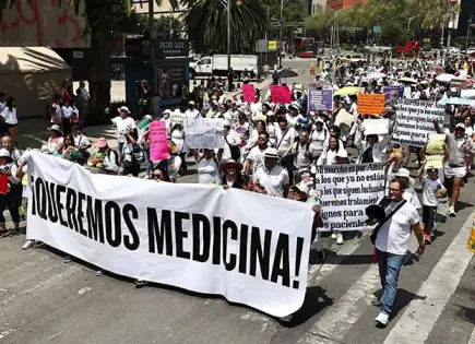 Medicinas para todos, reclaman durante marcha