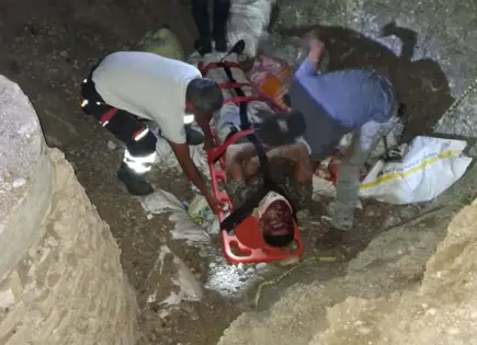 Motociclista cae en socavón en Ébano; está grave