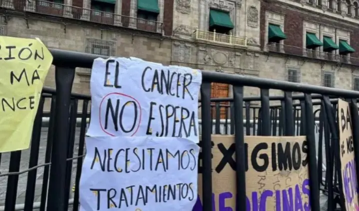 Pacientes con cáncer marchan en protesta por desabasto de medicamentos