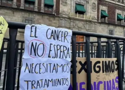 Pacientes con cáncer marchan en protesta por desabasto de medicamentos