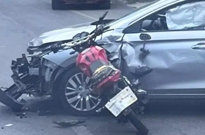 Conductor corta circulación a motociclista en avenida Hernán Cortés