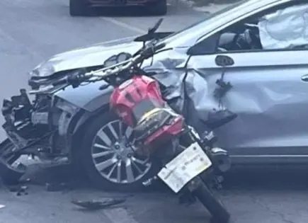 Conductor corta circulación a motociclista en avenida Hernán Cortés