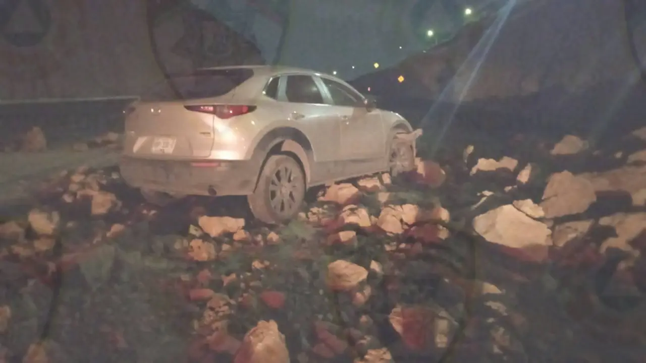 Desgaja cerro en Rocha Cordero y causa daños en vehículo