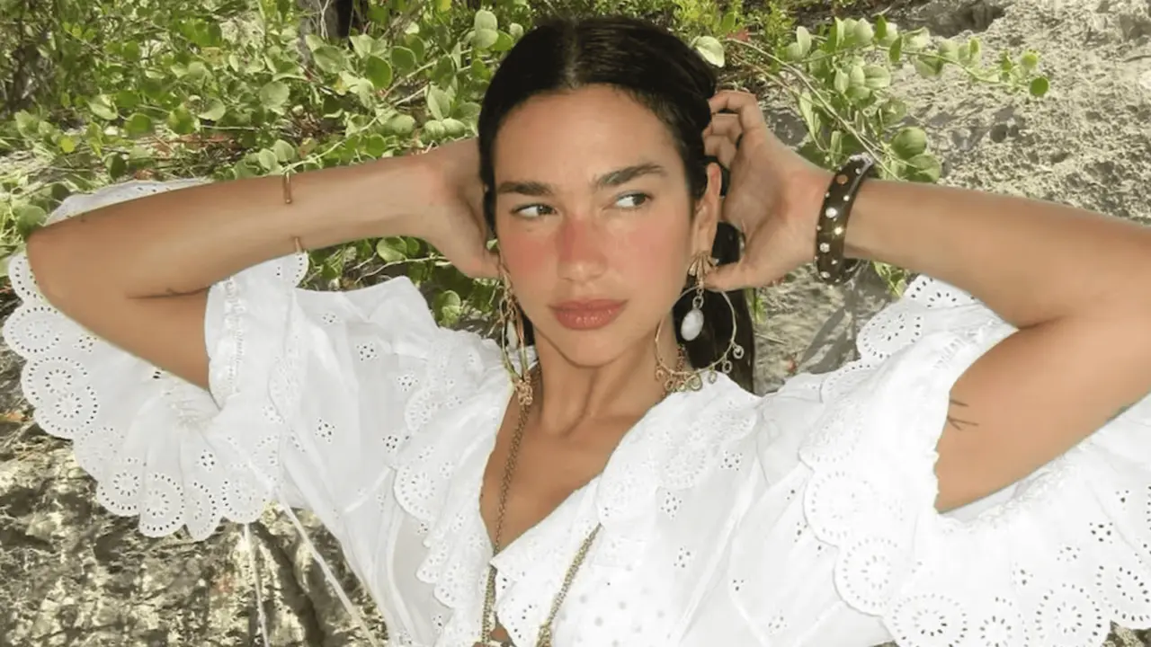 Dua Lipa presume bikini de lunares.