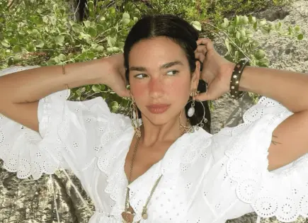 Dua Lipa no suelta los lunares en el verano 2025