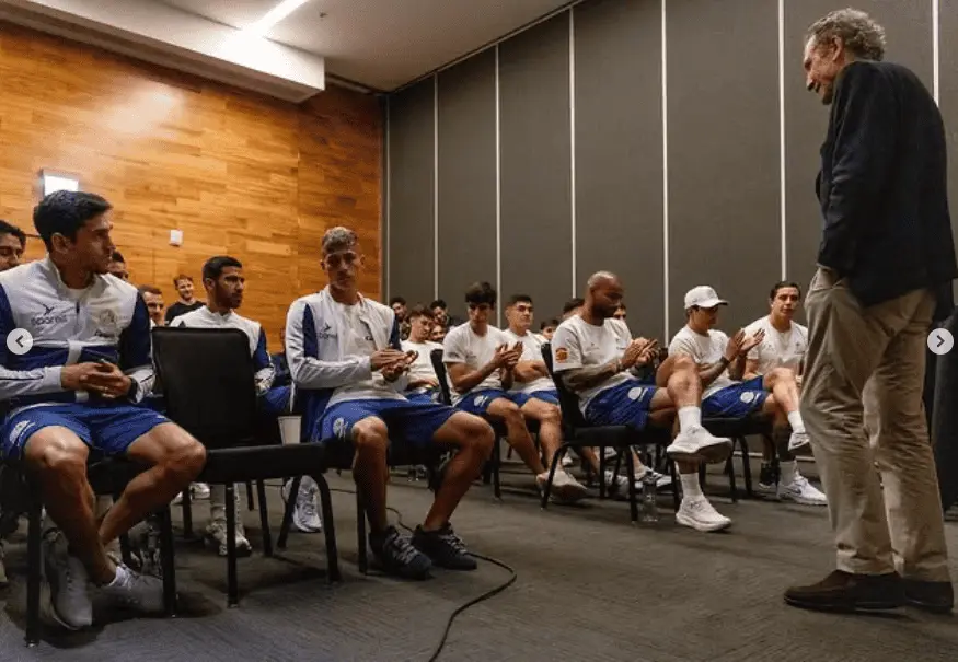 Jorge Valdano convivio con los jugadores en la previa