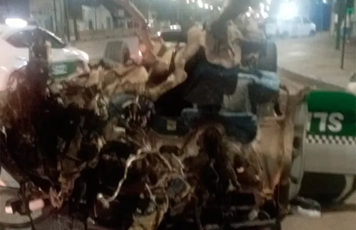 Taxi destrozado sobre la carretera a Rioverde