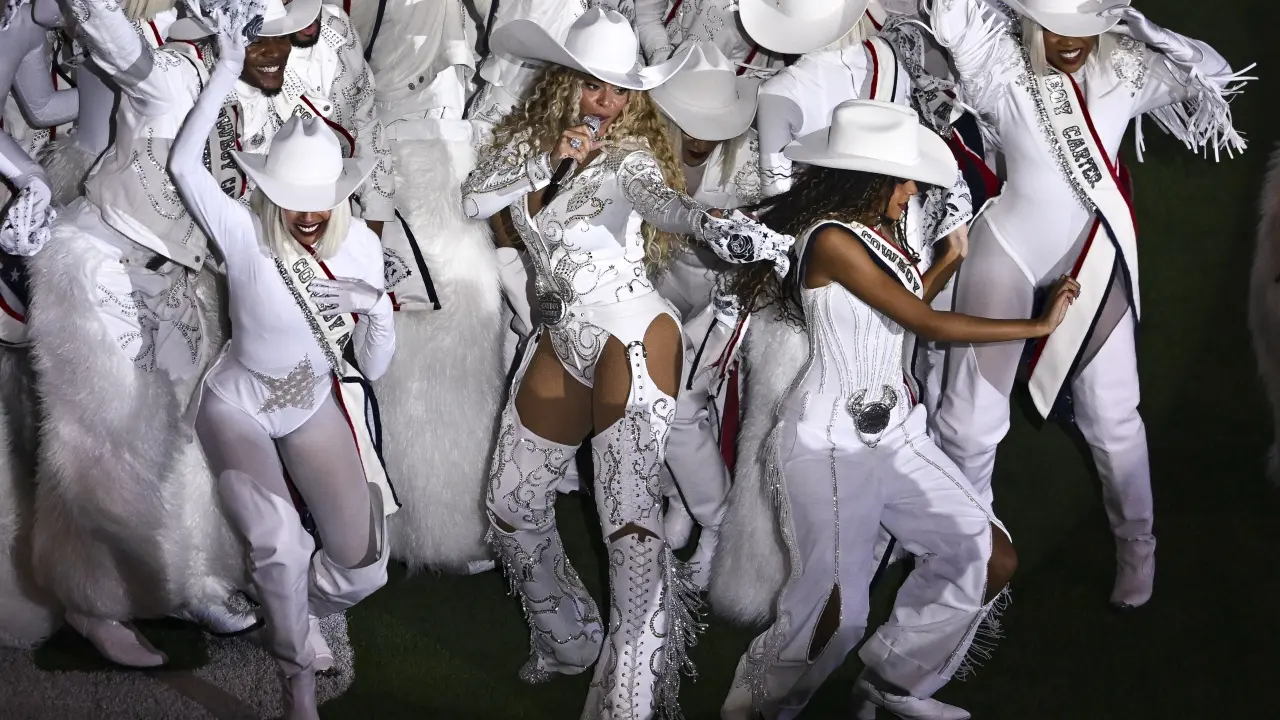 Beyoncé gana premio a los mejores vestuarios en programa de variedades por Beyoncé Bowl
