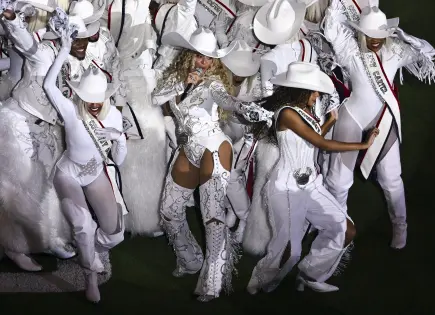 Beyoncé gana premio a los mejores vestuarios en programa de variedades por Beyoncé Bowl