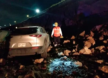 Caen rocas sobre auto en Calzada de Guadalupe