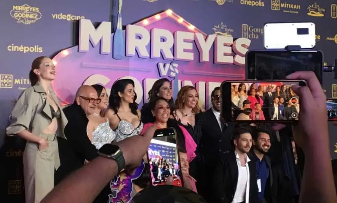 Caída de elevador interrumpe premier de Mirreyes vs Godínez: Las Vegas en Mitikah