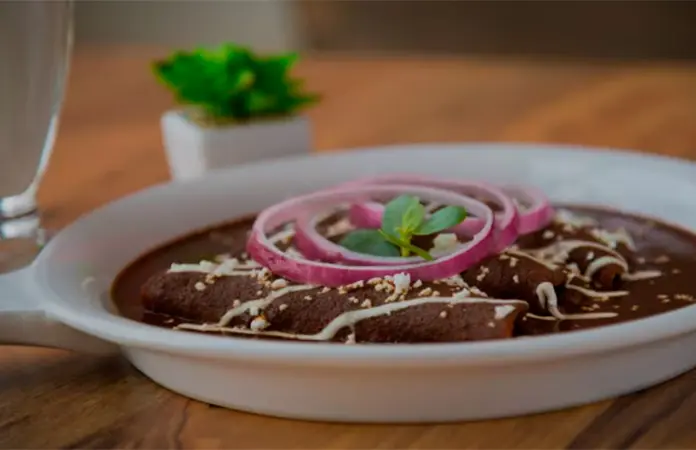 Enmoladas: la diferencia con las enchiladas de mole