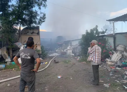 Incendio en planta recicladora alarma a vecinos de Fracción La Angostura Norte