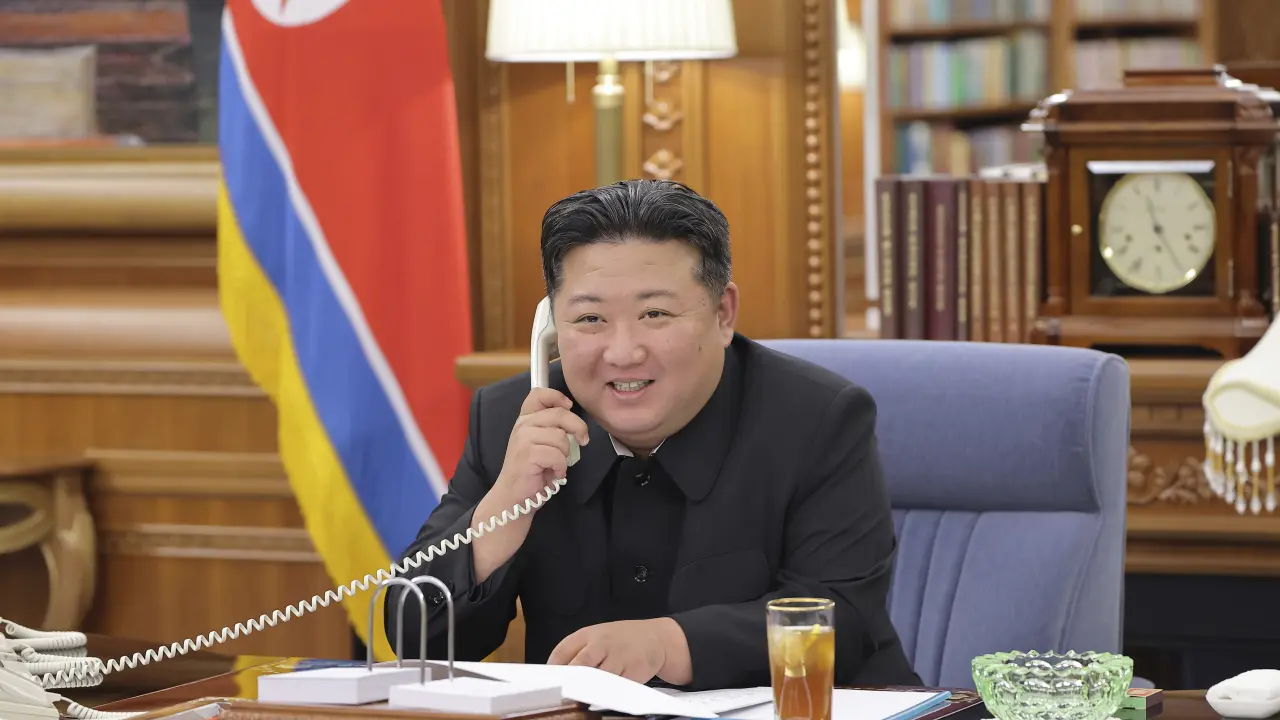 Kim Jong Un y Vladimir Putin dialogan sobre lazos y esfuerzos bélicos en llamada telefónica