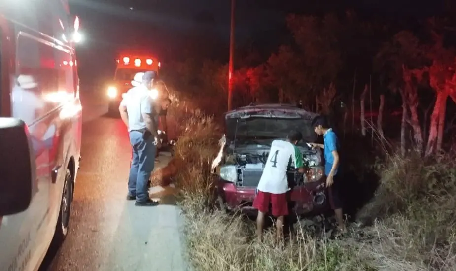 Pareja sobrevive a volcadura en la zona Tenek