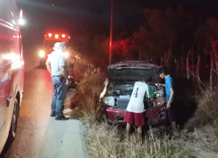 Pareja sobrevive a volcadura en la zona Tenek