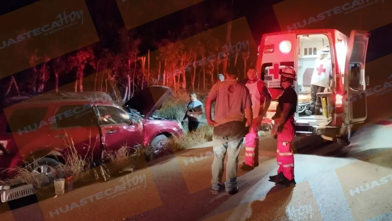 Vuelcan en una camioneta en la zona Tének; pareja sobrevive