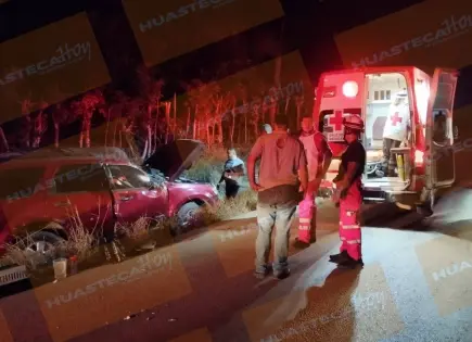 Vuelcan en una camioneta en la zona Tének; pareja sobrevive