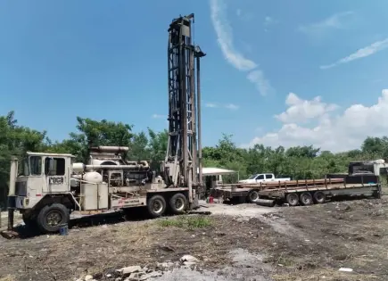 Tras perforaciones, hallan agua en fraccionamiento de Valles