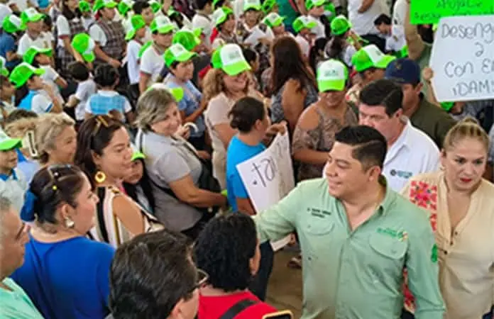 Entregó el Gobernador apoyos escolares en su gira por la Huasteca