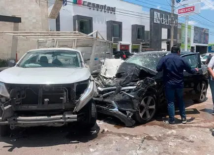 Fuerte choque en la avenida Chapultepec deja un herido