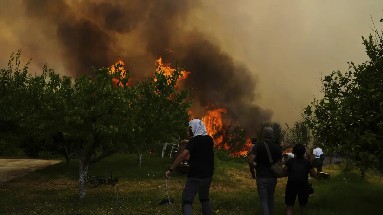 Incendios forestales azotan Europa: bomberos en lucha contra las llamas